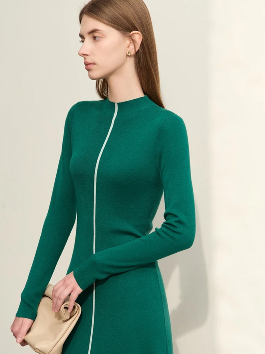 Grünes Strickkleid mit Reißverschluss und Stehkragen, Modell seitlich mit Tasche.