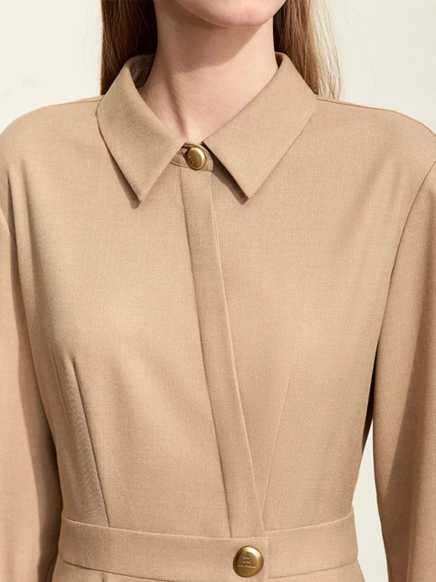 Beiges Hemdblusenkleid mit Knopfleiste und Gürtel, Detailaufnahme Oberkörper.