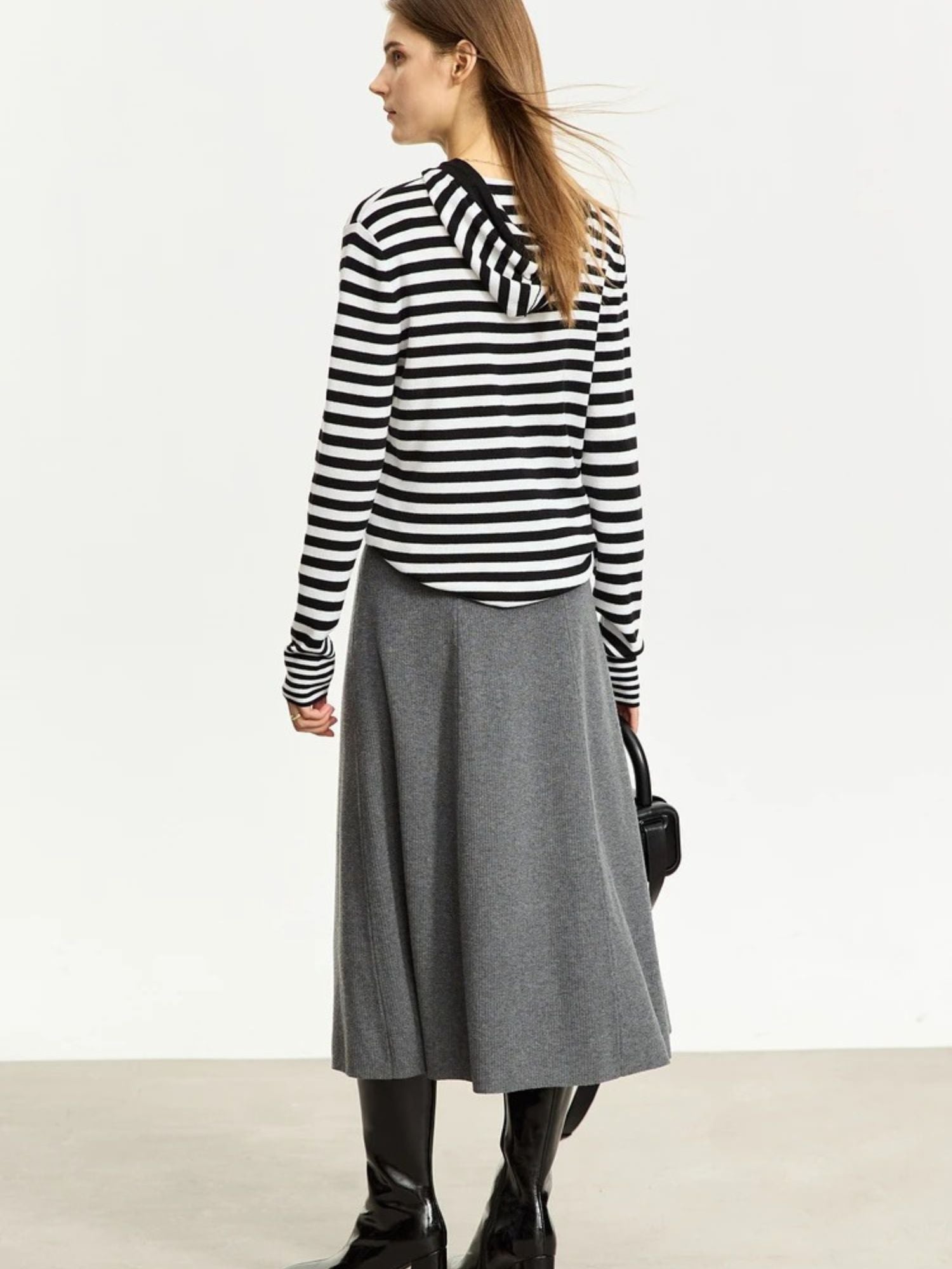 Grauer Wollrock in A-Linie, Modell frontal mit Streifenpullover.