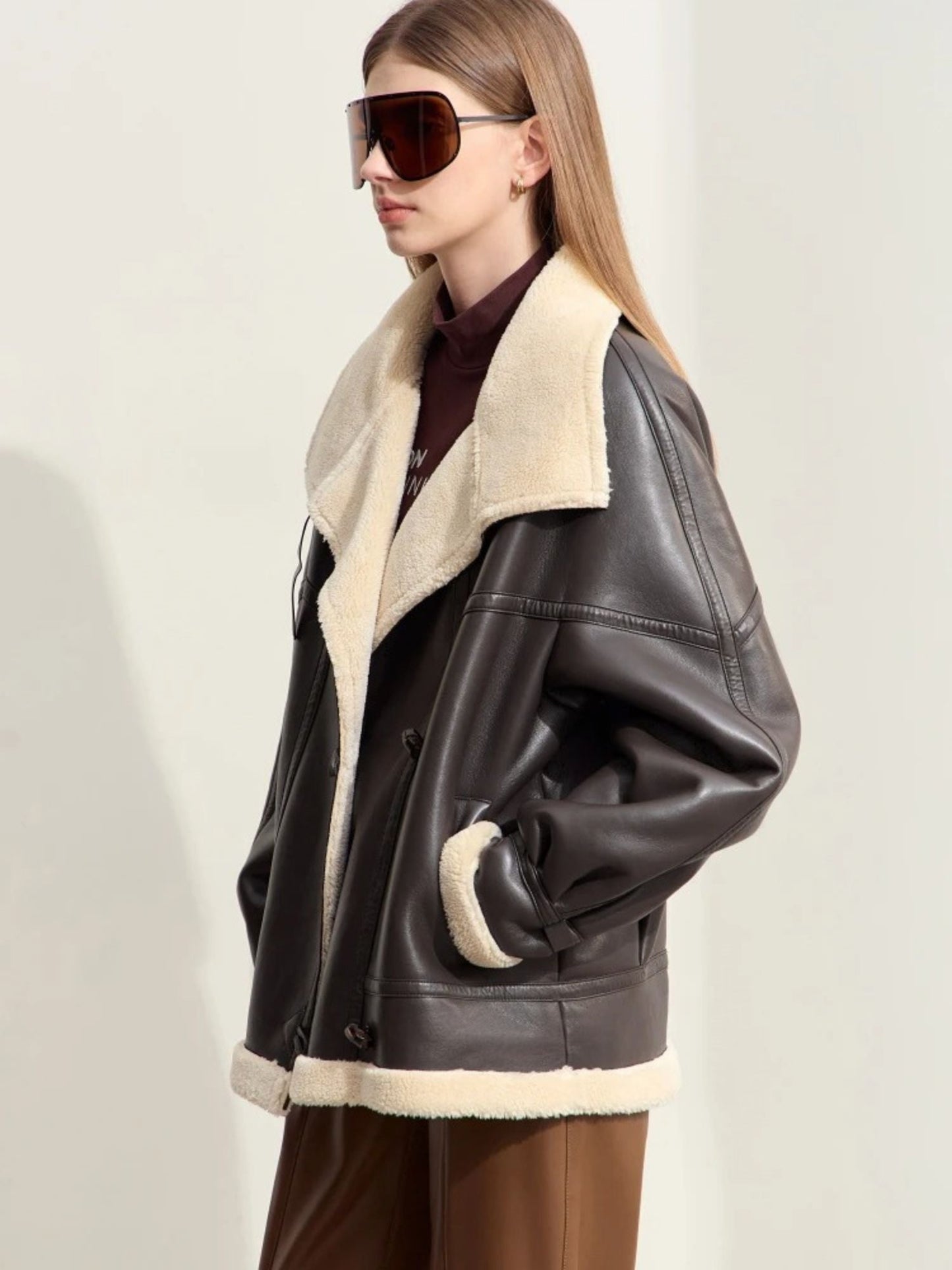 Lederimitat-Jacke mit weitem Schnitt, Modell schließt Kragen.