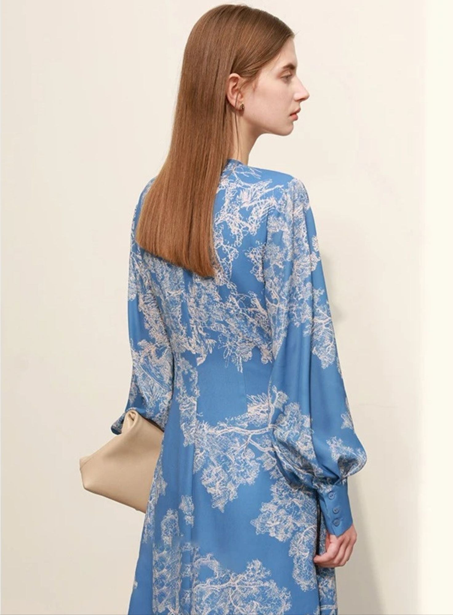 Blaues Midikleid mit Blumenmuster, Rückansicht des Modells.