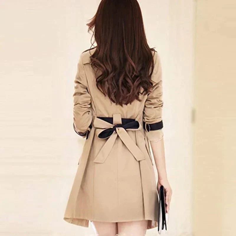 Deutsche Mode Trends | Langer Designertrenchcoat mit doppelreihiger Knopfleiste