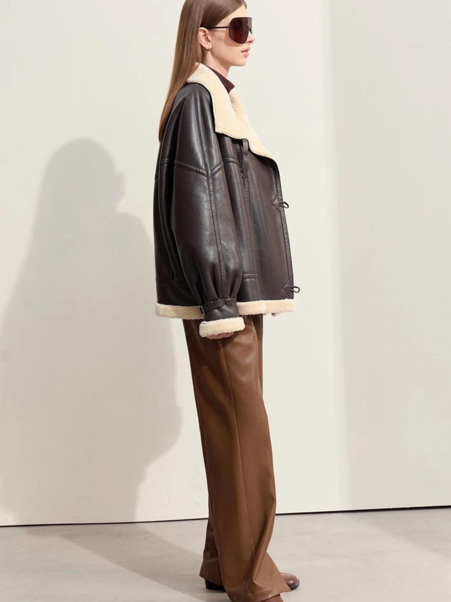 Braune Lederimitat-Jacke mit Shearling-Besatz, Rückenansicht.
