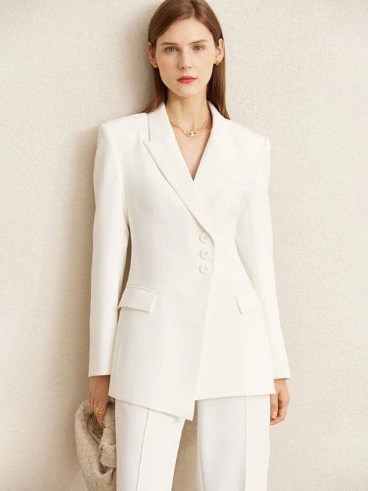 Weißer Damen-Blazer mit asymmetrischer Knopfleiste, Modell frontal.