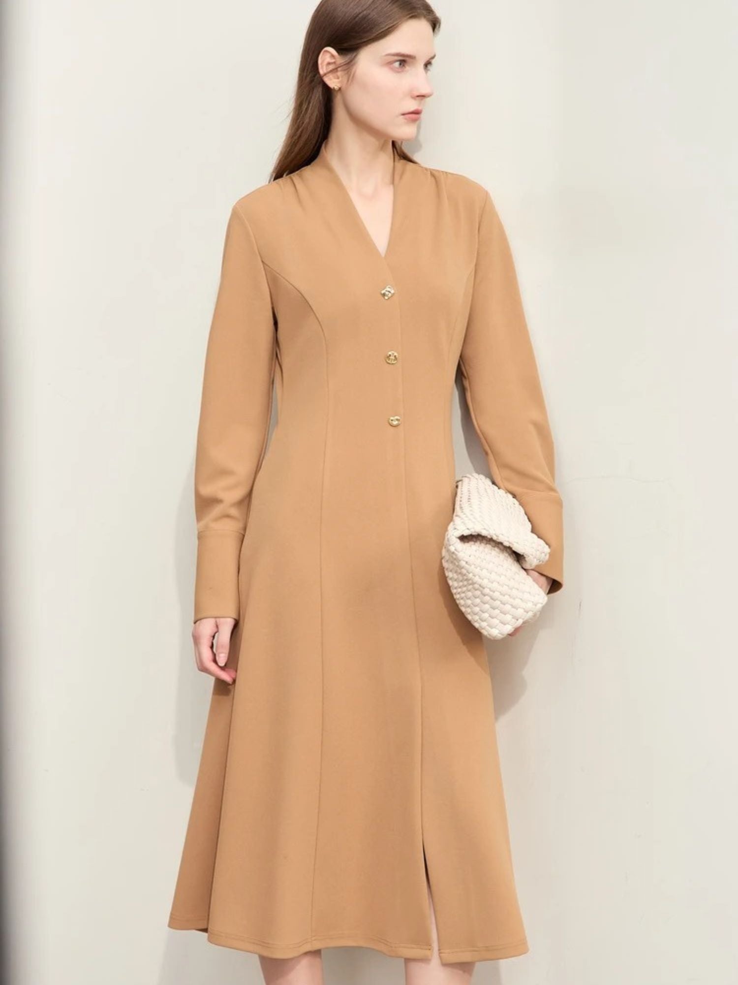 Beiges Midikleid mit V-Ausschnitt, seitliche Ansicht mit Tasche.