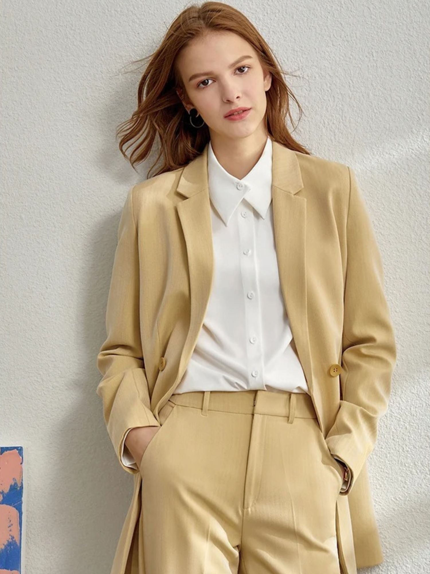 Damen-Hosenanzug in Beige, Modell frontal mit weißem Top.