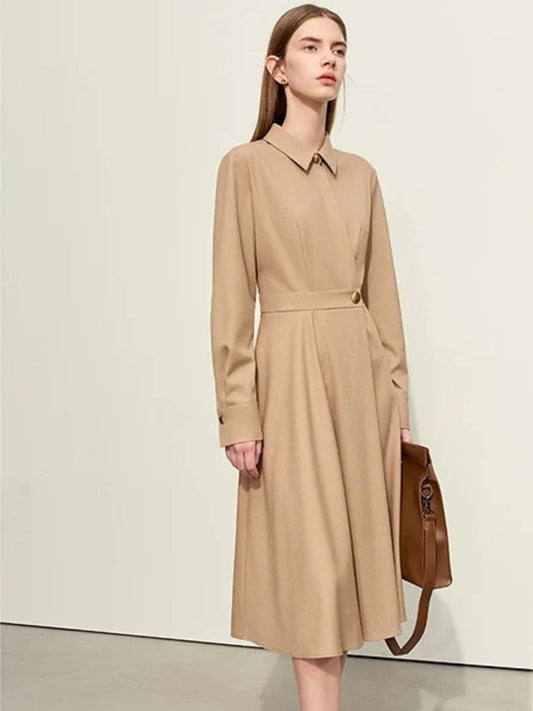 Beiges Midikleid mit Gürtel, Modell frontal mit Handtasche.