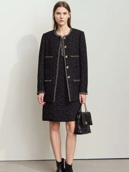 Schwarzes Tweed-Zweiteiler-Set mit Goldknöpfen, Modell mit Handtasche.