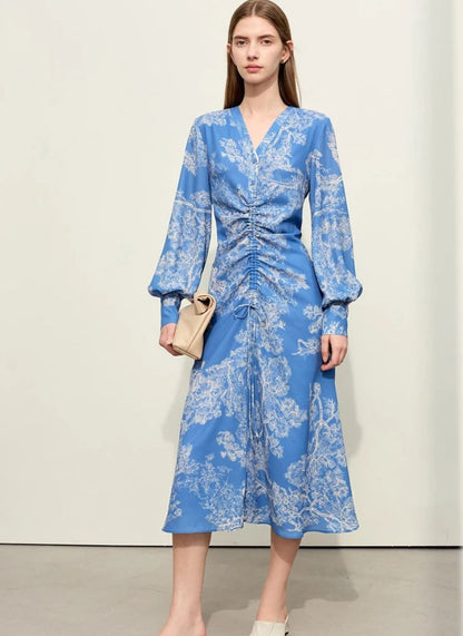 Weißes Midikleid mit Blumenmuster, Modell frontal stehend.