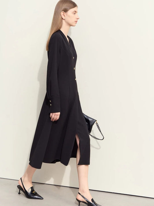 Schwarzes Midikleid mit V-Ausschnitt und Goldknöpfen am Ärmel, Modell gehend.