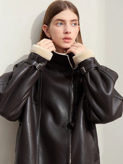 Braune Fliegerjacke mit weitem Schnitt und hochgestelltem Shearling-Kragen, Modellansicht.