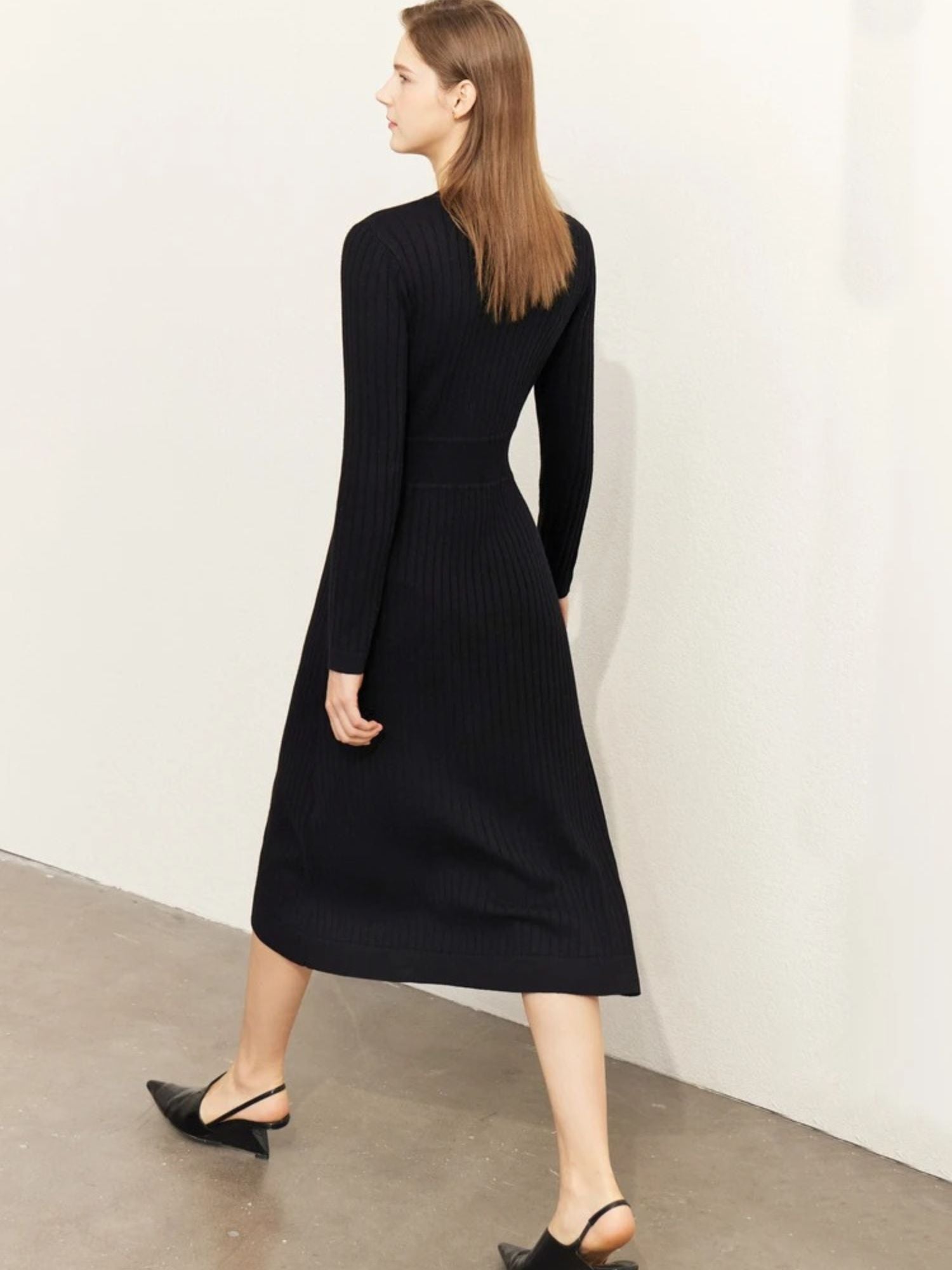 Schwarzes Strickkleid, Rückansicht des Modells.