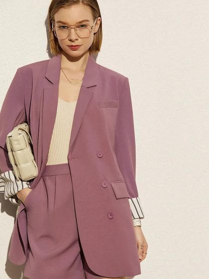 Lila Damen-Blazer mit Shorts, Modell frontal mit Tasche.