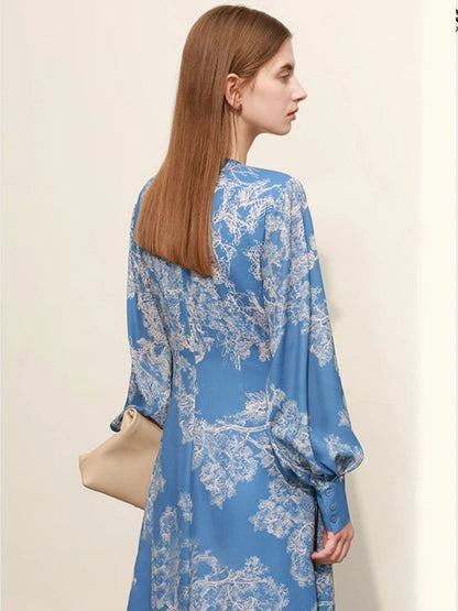 Blaues Midikleid mit Blumenmuster, Rückansicht des Modells.