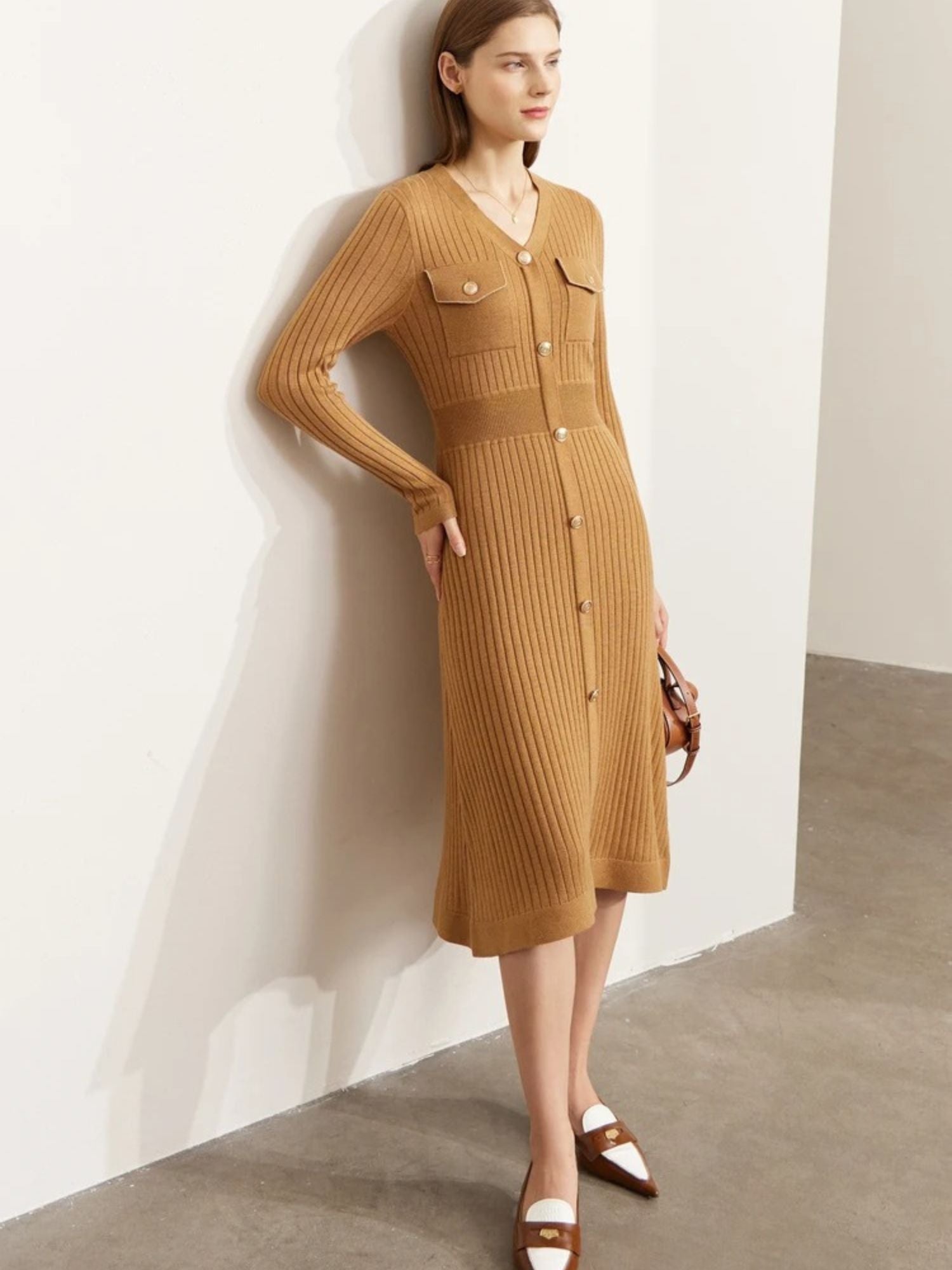Braunfarbenes Strickkleid, Modell seitlich stehend.