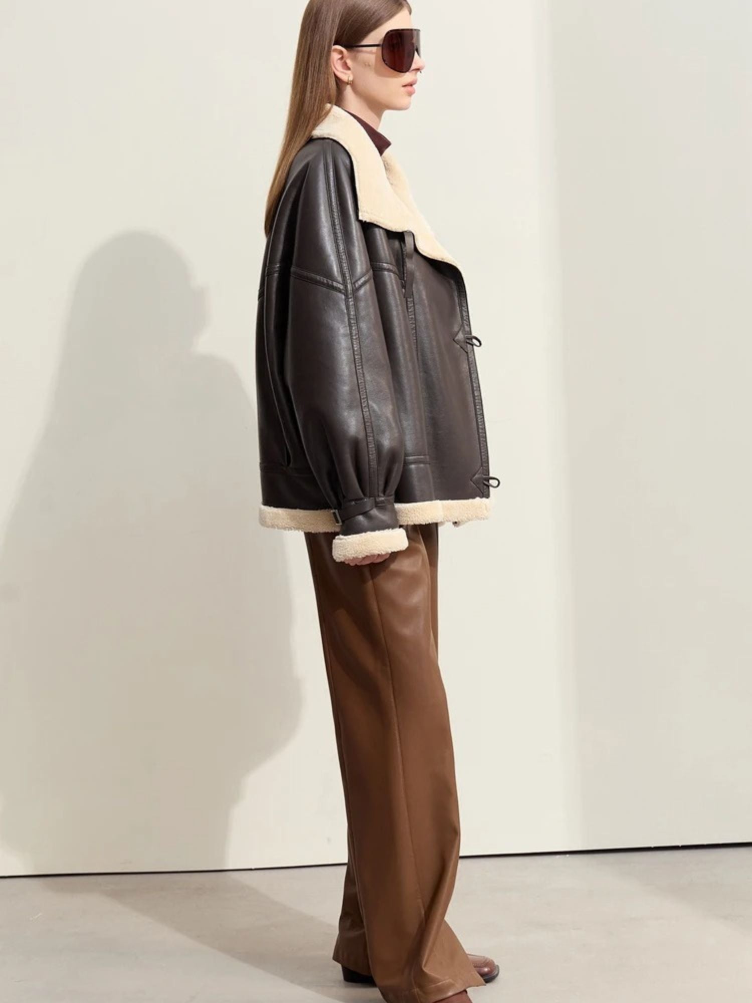 Braune Lederimitat-Jacke mit Shearling-Besatz, Rückenansicht.