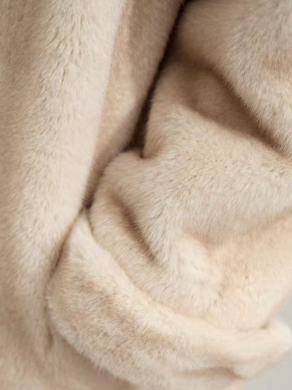 Nahaufnahme des weichen Kunstfellmaterials in Beige.