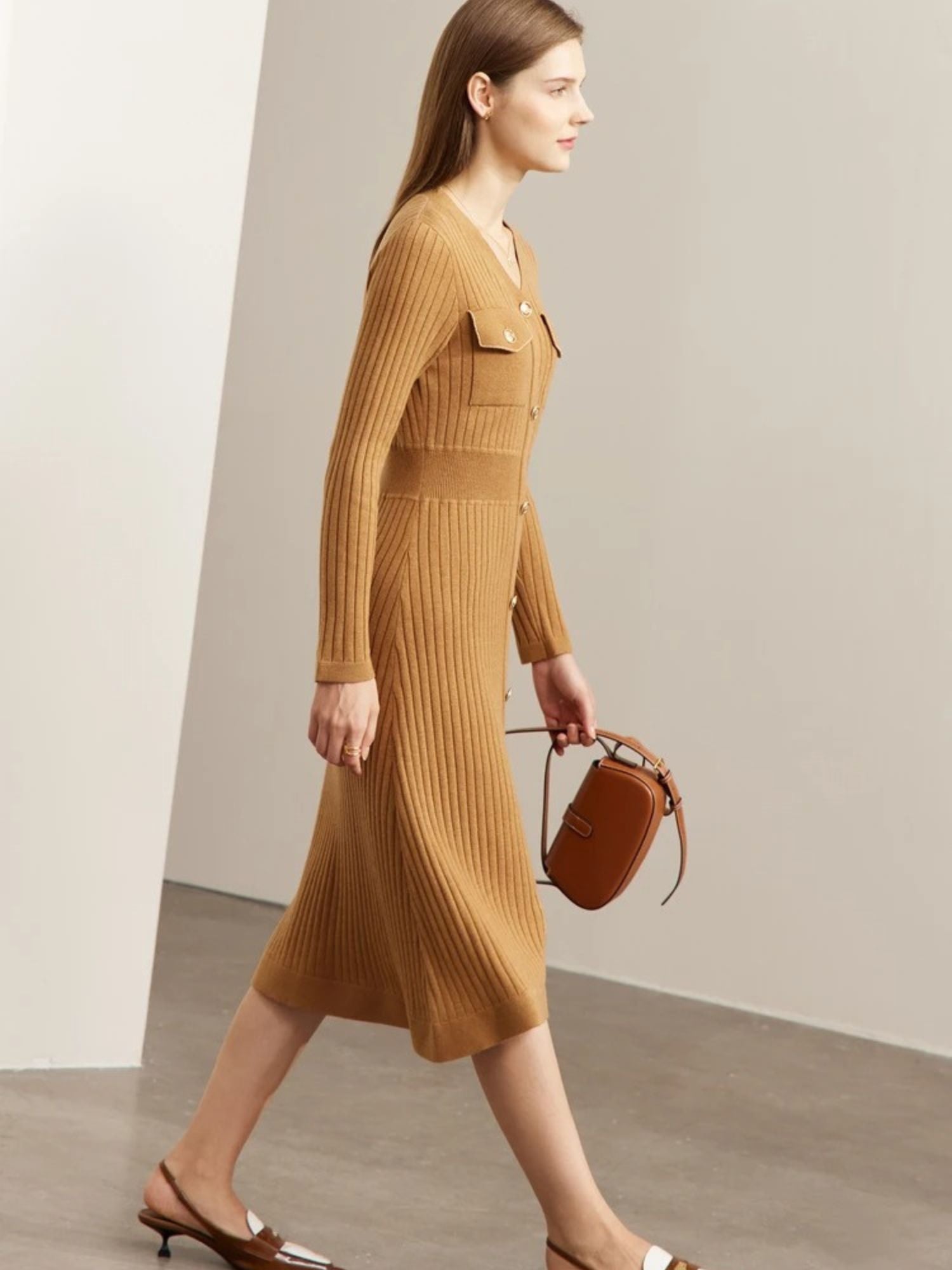 Braunfarbenes Strickkleid mit Knopfleiste, seitliche Ansicht des Modells.