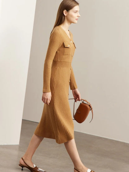 Braunfarbenes Strickkleid mit Knopfleiste, seitliche Ansicht des Modells.