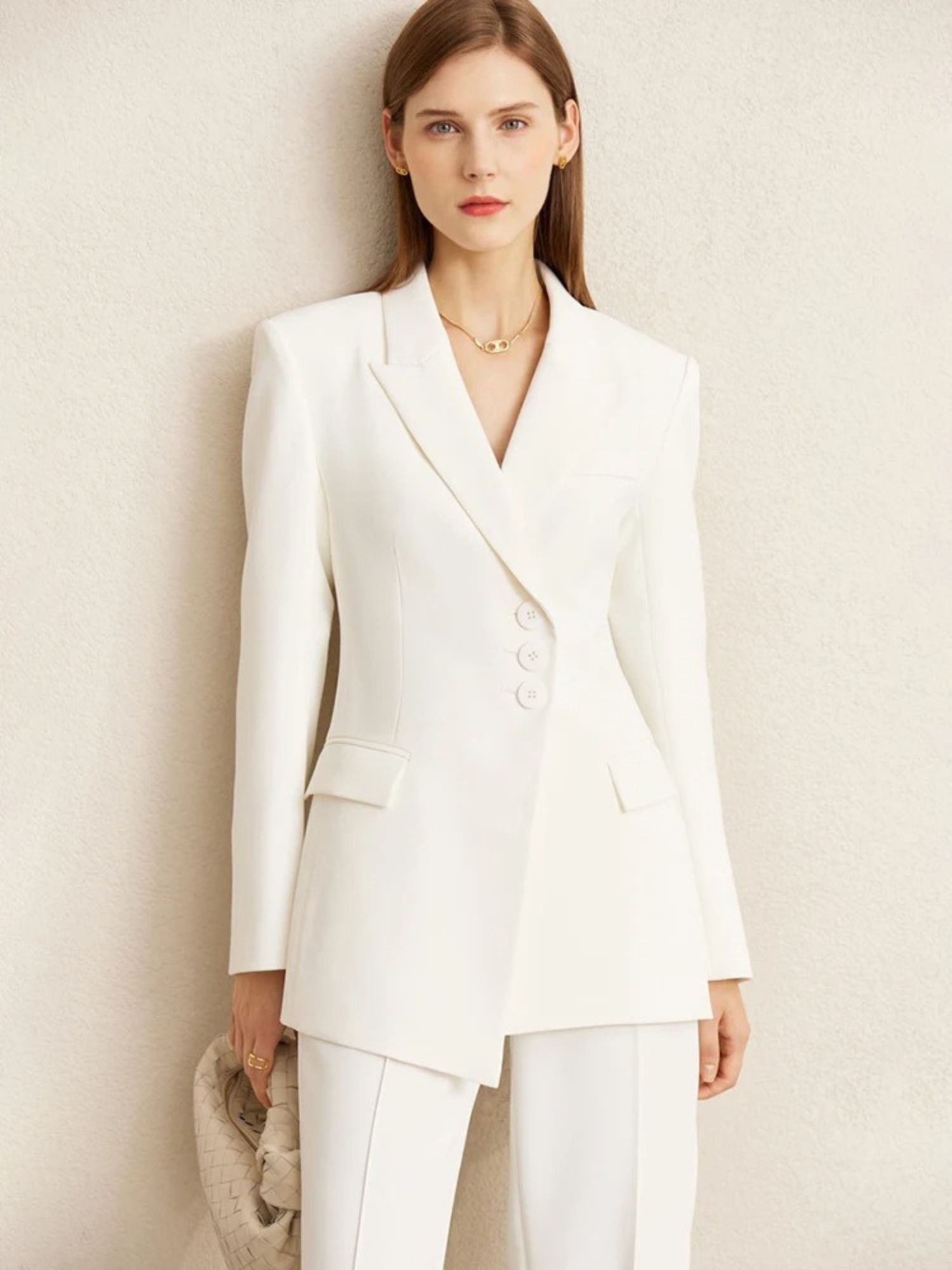 Weißer Damen-Blazer mit asymmetrischer Knopfleiste, Modell frontal.