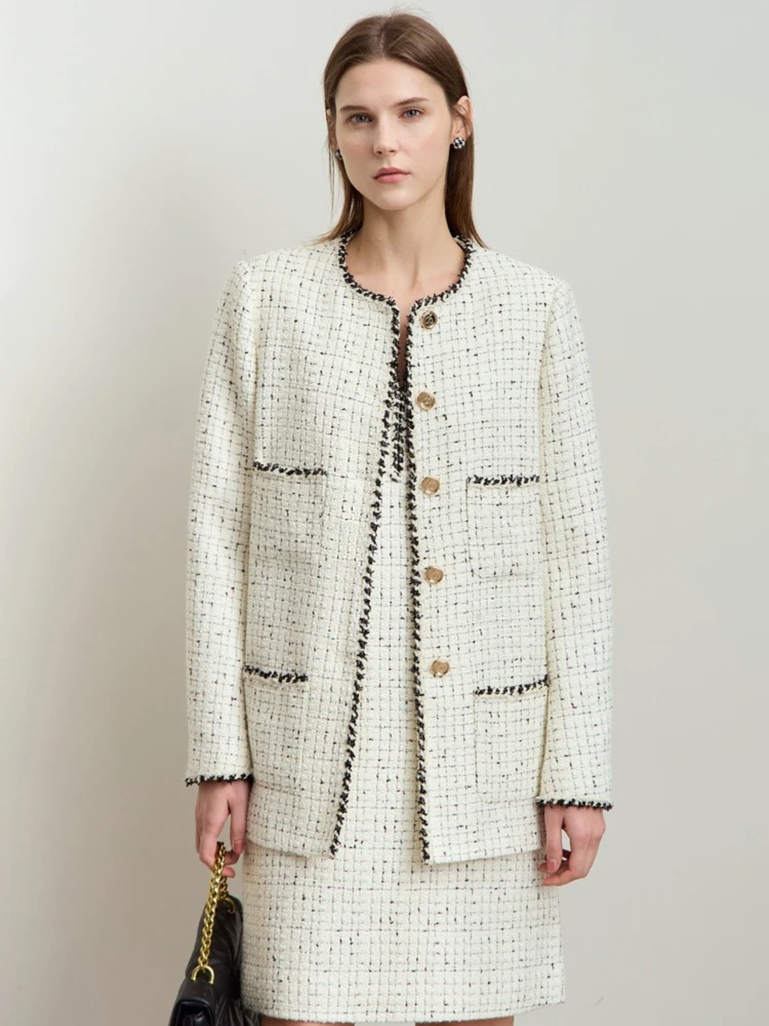 Weißes Tweed-Zweiteiler-Set mit Goldknöpfen, Modell frontal.

