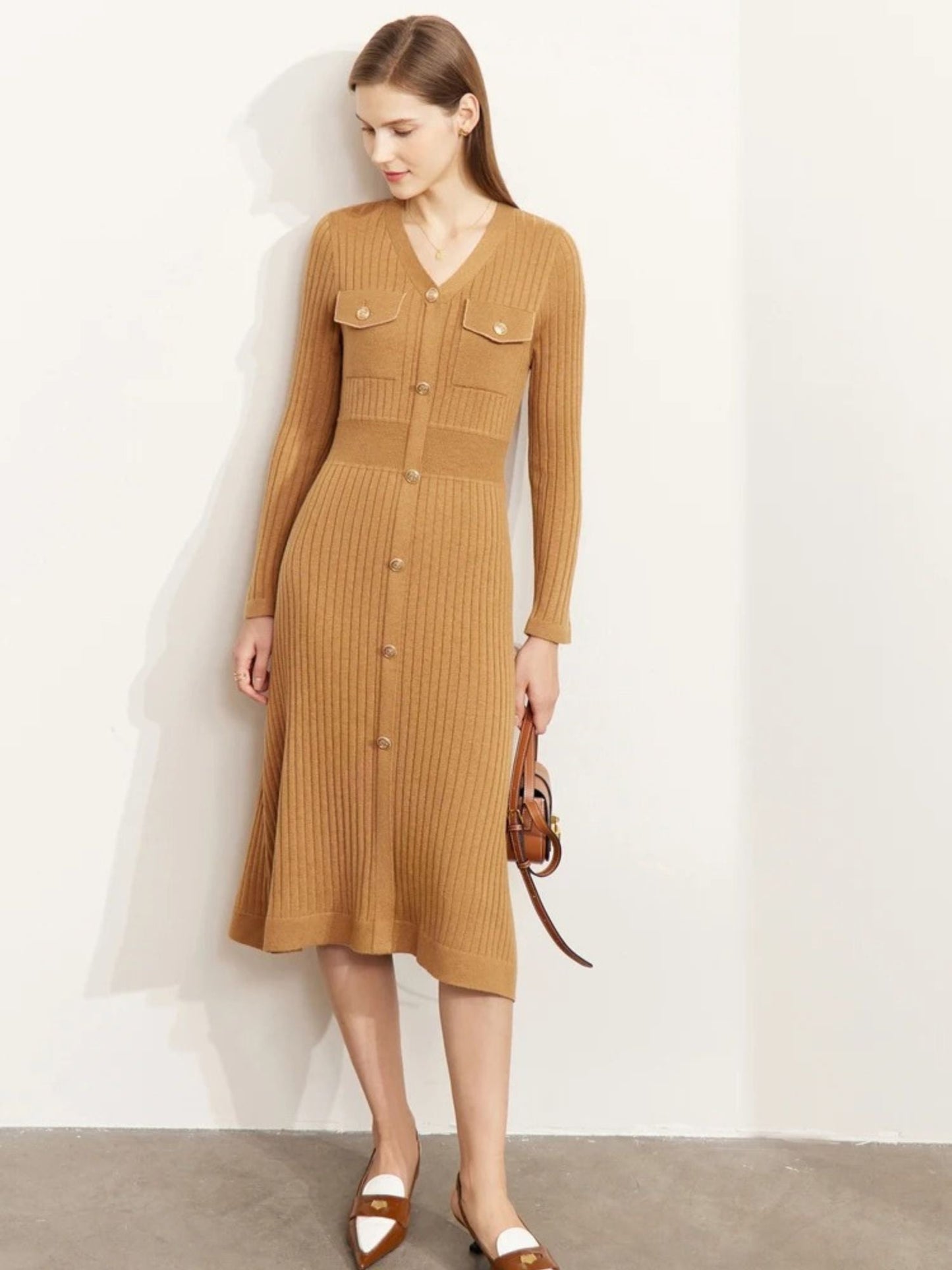 Braunfarbenes Strickkleid mit Knopfleiste und Taschen, Modell frontal.