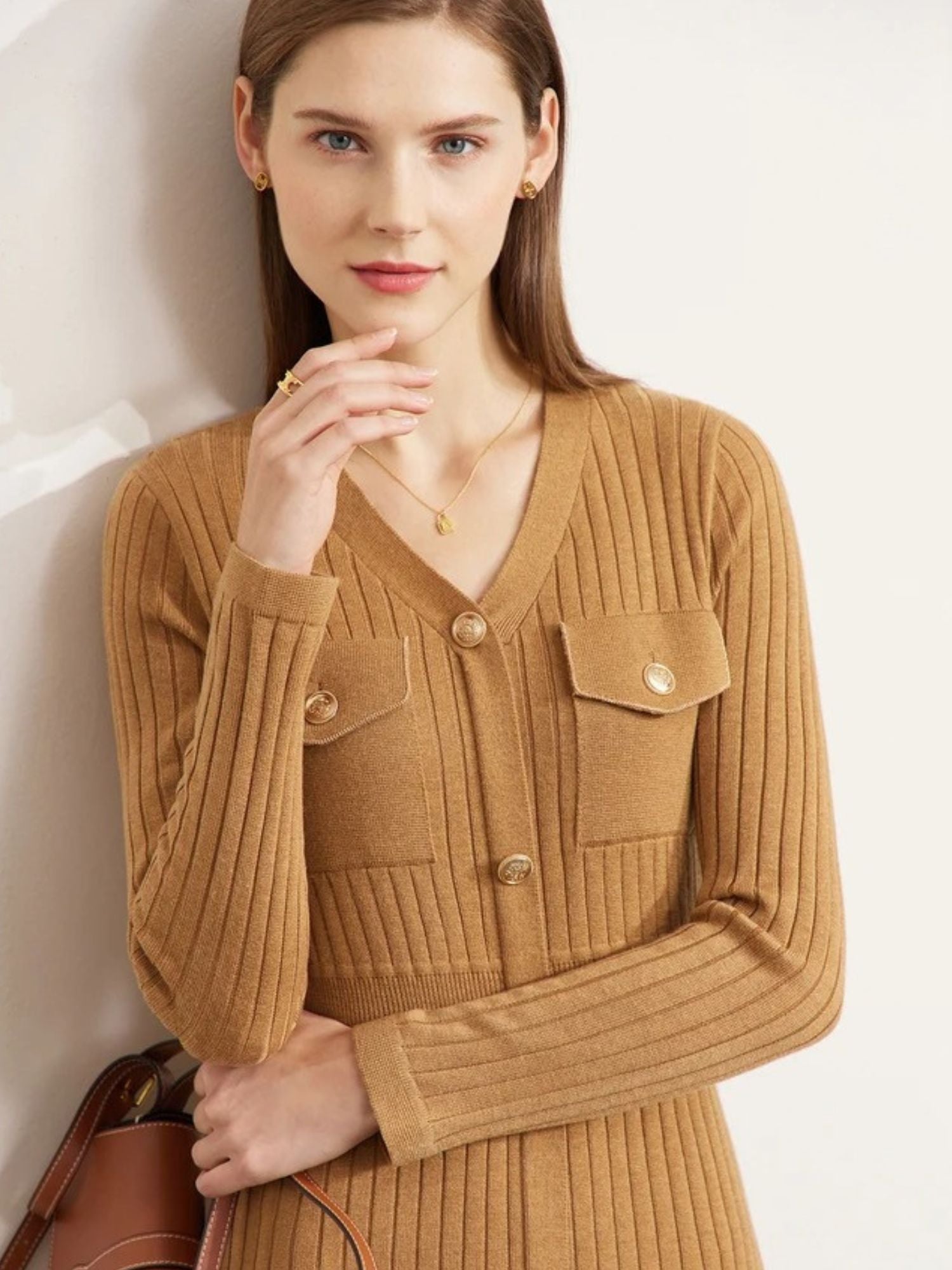Braunfarbenes Strickkleid, Modell frontal mit Tasche.