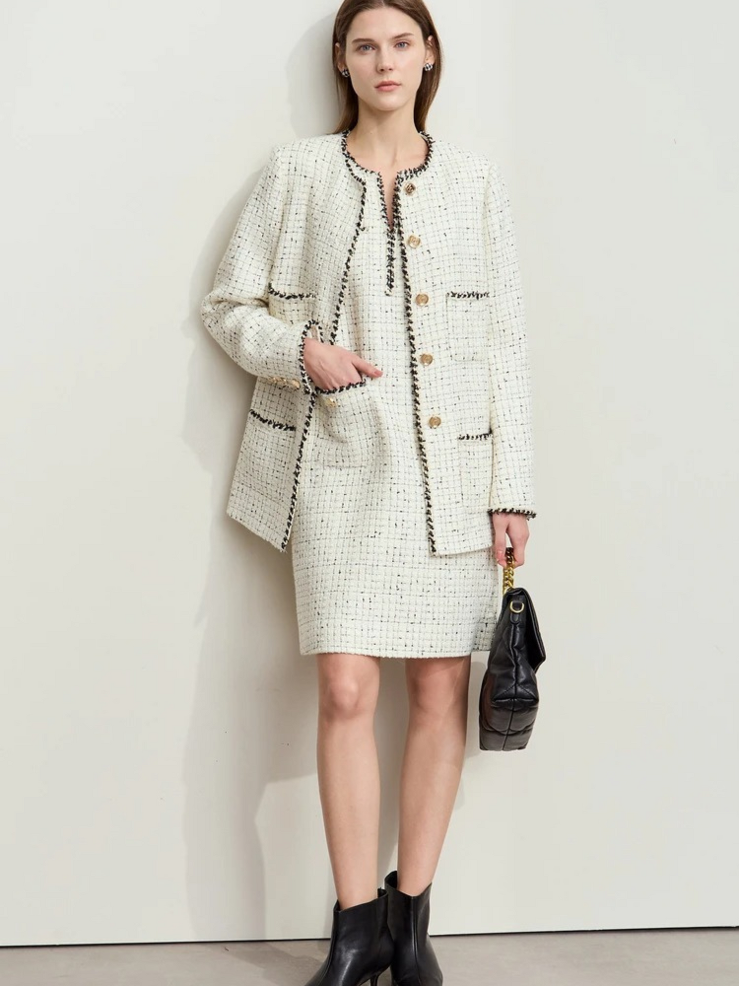 Weißes Tweed-Set, seitliche Ansicht.