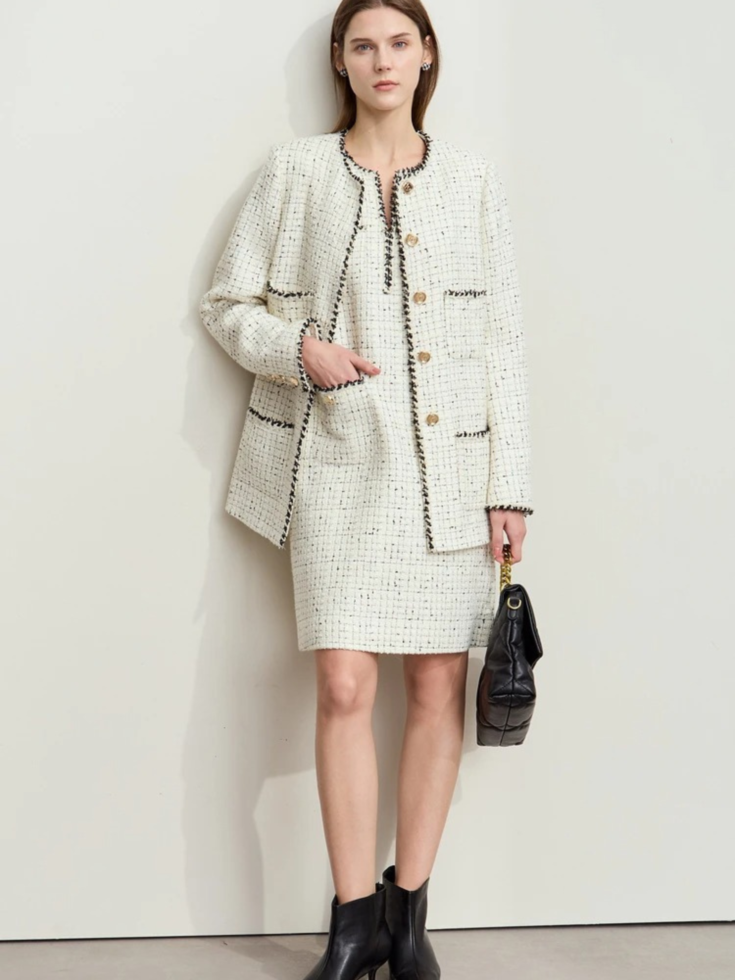 Weißes Tweed-Set, seitliche Ansicht.